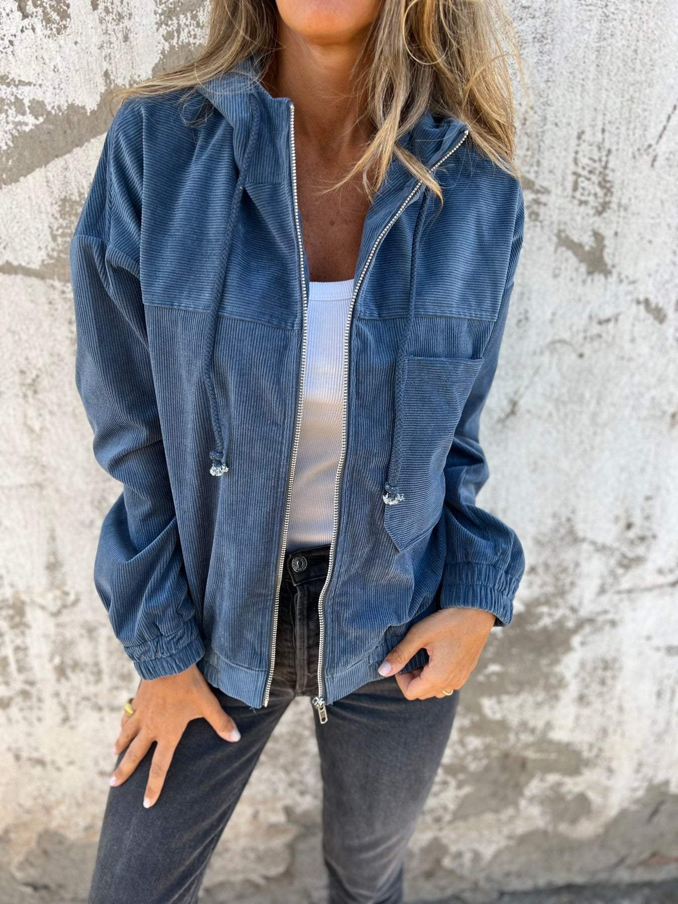 Veste avec fermeture éclair et poches, style décontracté parfait pour un usage quotidien.