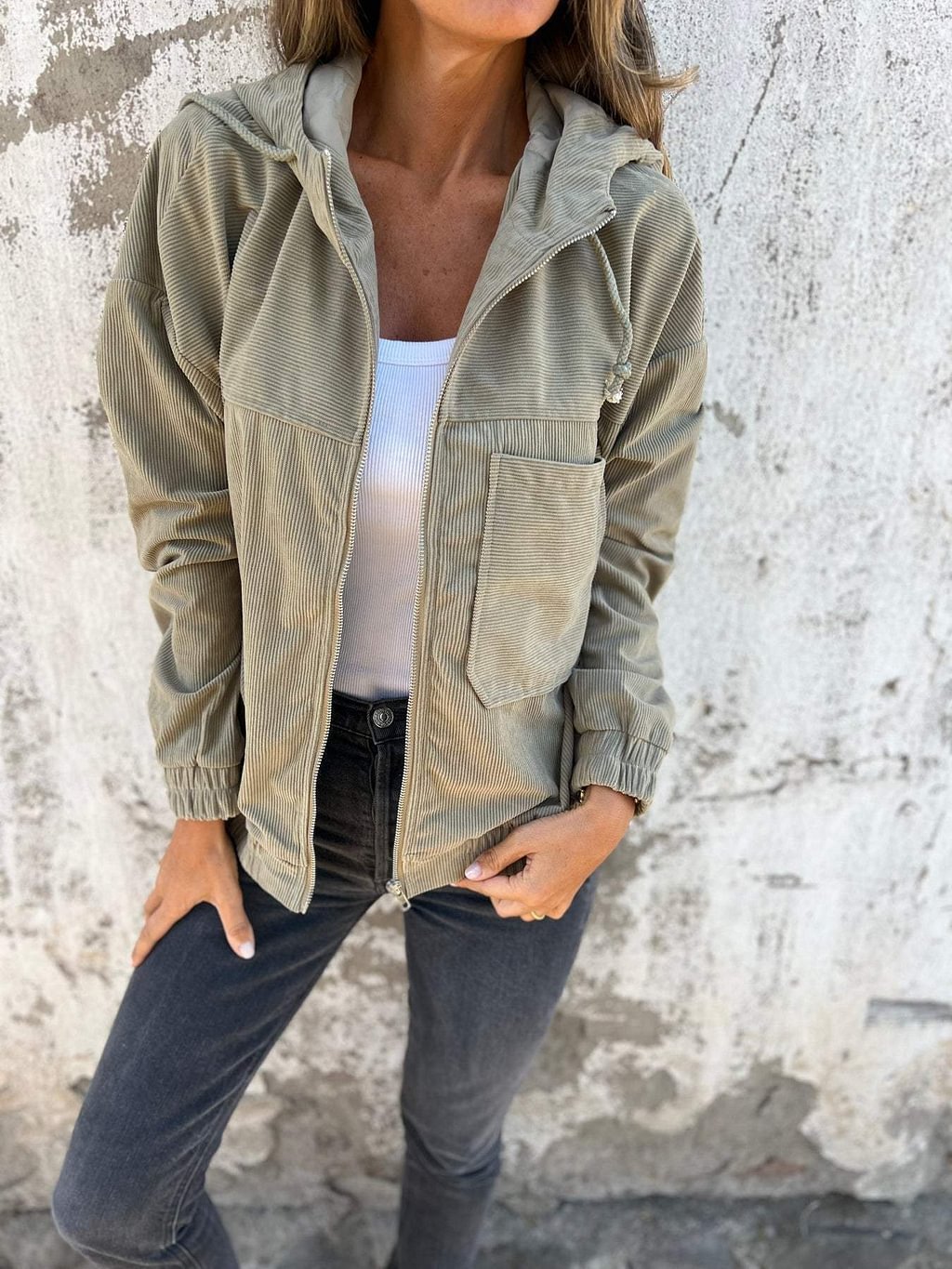 Veste avec fermeture éclair et poches, style décontracté parfait pour un usage quotidien.