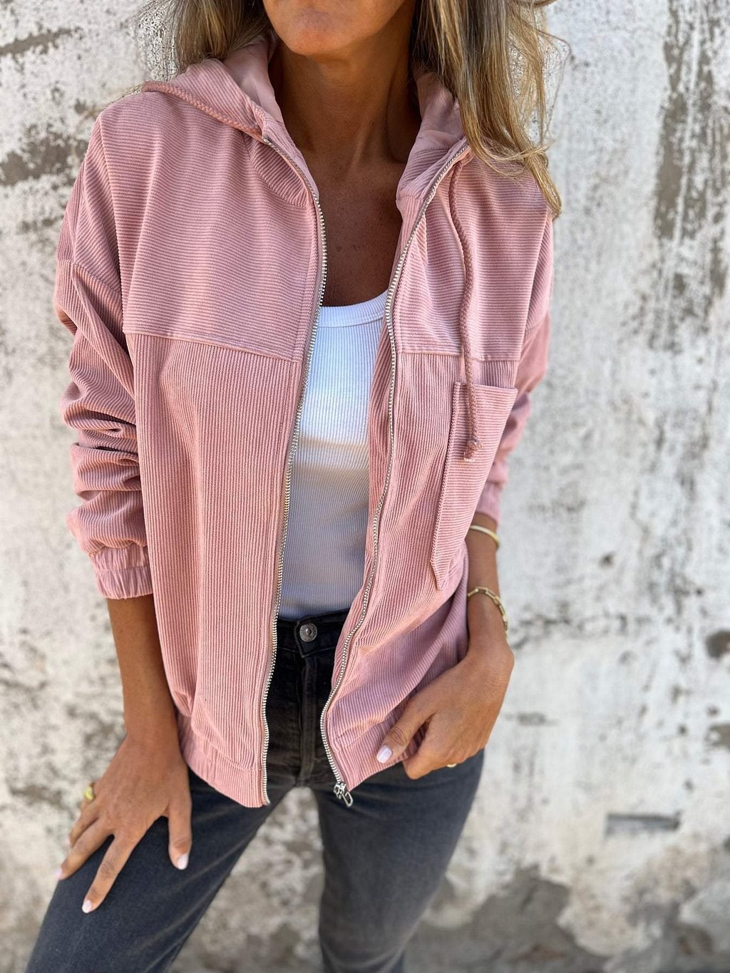 Veste avec fermeture éclair et poches, style décontracté parfait pour un usage quotidien.