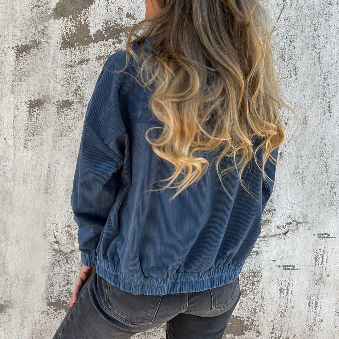 Veste avec fermeture éclair et poches, style décontracté parfait pour un usage quotidien.