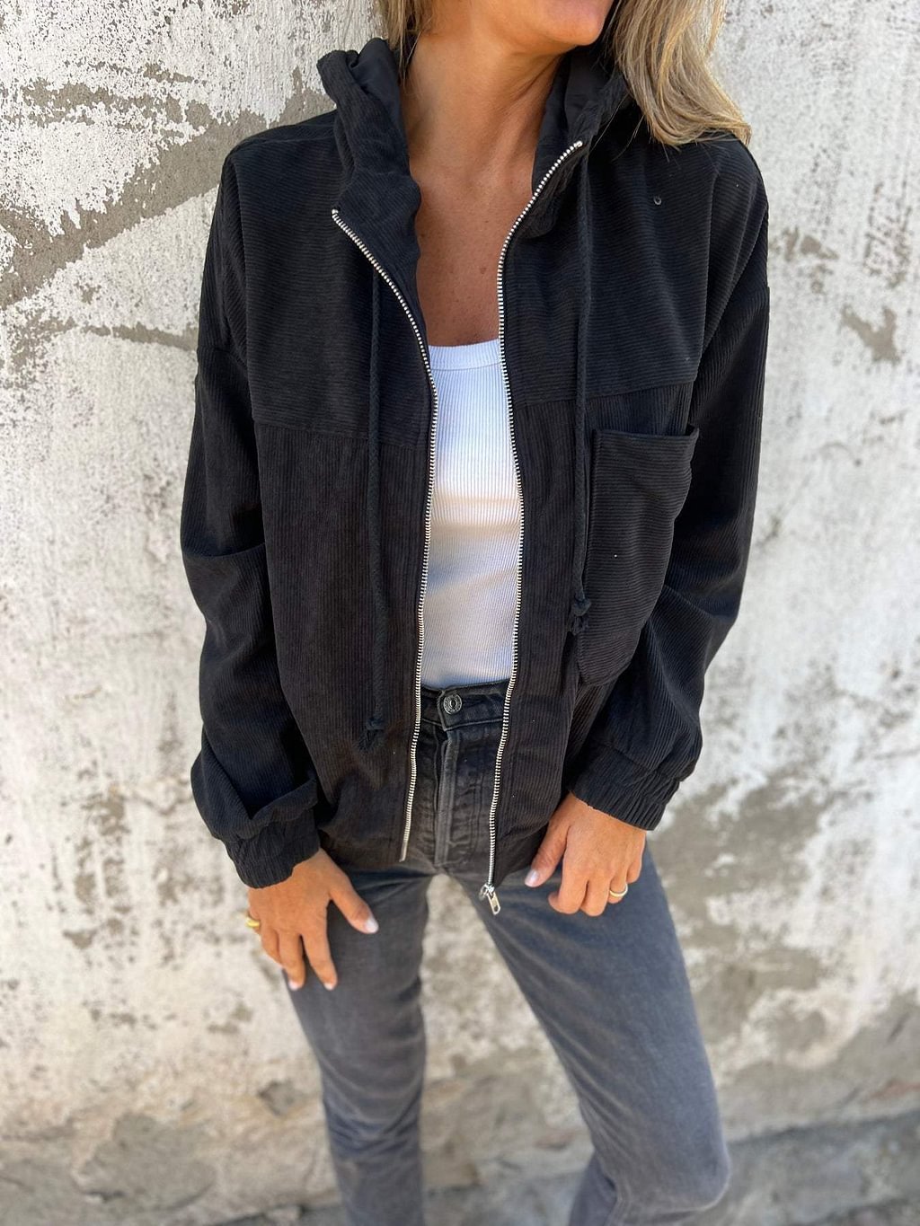 Veste avec fermeture éclair et poches, style décontracté parfait pour un usage quotidien.