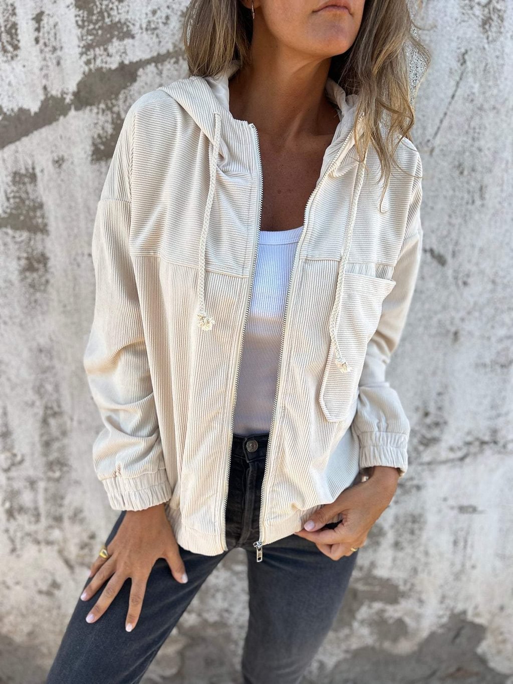 Veste avec fermeture éclair et poches, style décontracté parfait pour un usage quotidien.