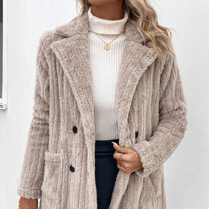 "Manteau chic et douillet pour l'hiver élégant."